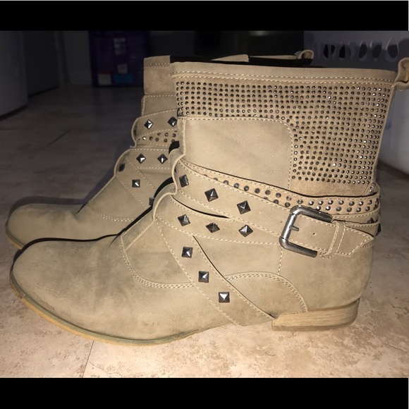 Francesca’s stud ankle bootie - Picture 2 of 4